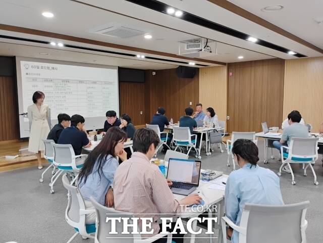 청양군이 17일 충남사회적경제혁신타운 대회의실에서 ‘PRO혁신추진단’ 단원 20명을 대상으로 조직문화 혁신교육을 펼치고 있다. /청양군