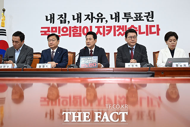 장동혁 국민의힘 대표(가운데)가 18일 오전 서울 여의도 국회에서 열린 최고위원회의에서 모두발언을 하고 있다. /국회=서예원 기자
