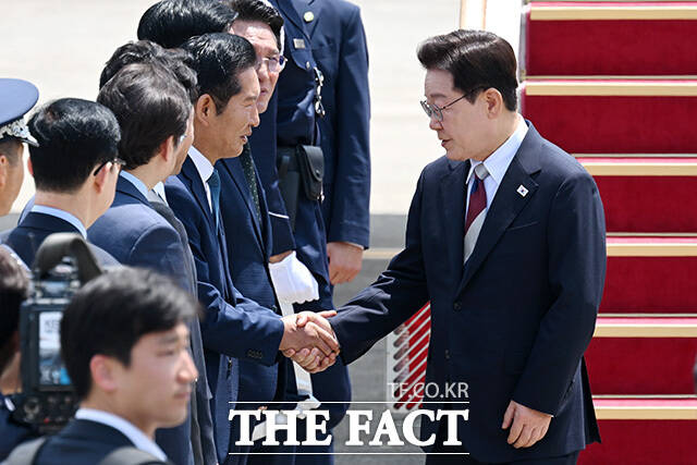 인사 나누는 정 대표.
