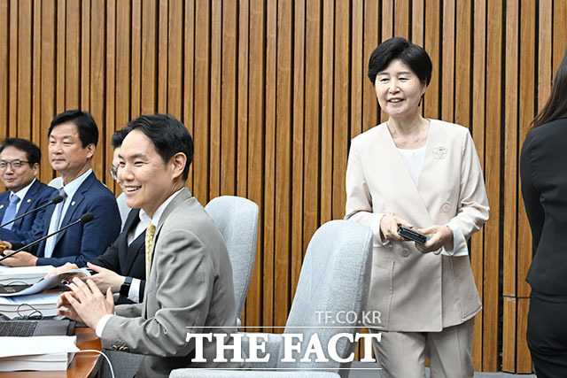 백혜련 인사청문특별위원회 위원장이 18일 오후 서울 여의도 국회에서 열린 한성숙 국무총리 후보자의 임명 동의에 관한 인사청문특별위원회 전체 회의에서 의사봉을 두드리고 있다. /국회=서예원 기자