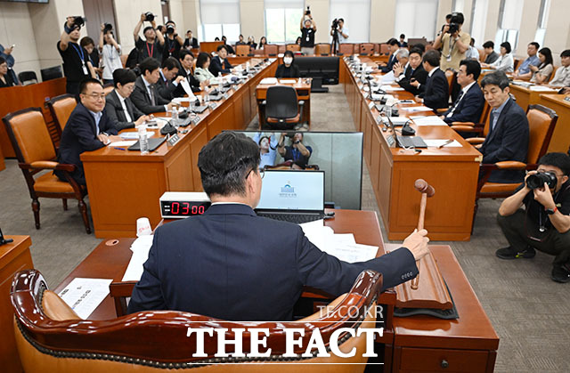 '제9회 전국동시지방선거 투표용지부족 사태 등 국민참정권 침해 진상규명 및 선거관리 개혁을 위한 국정조사 특별위원회' 제1차 전체회의가 18일 국회에서 열린 가운데, 윤상현 위원장이 의사봉을 두드리고 있다. /서예원 기자