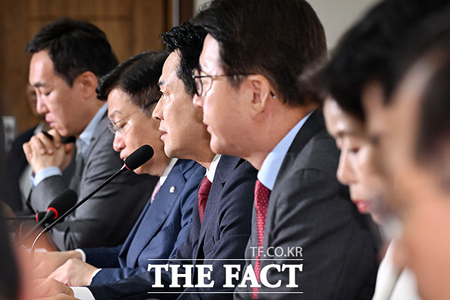 장동혁 국민의힘 대표(가운데)가 18일 오전 서울 여의도 국회에서 열린 최고위원회의에서 모두발언을 하고 있다. /국회=서예원 기자