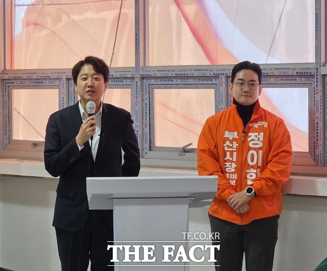 이준석 개혁신당 대표가 18일 자당 부산시장 선거에 출마한 정이한 전 후보의 '음료수 테러 자작극 의혹' 사건 관련
