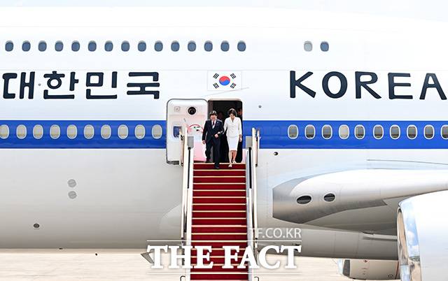 순방 일정 마친 뒤 귀국해 인사하는 이재명 대통령 부부.