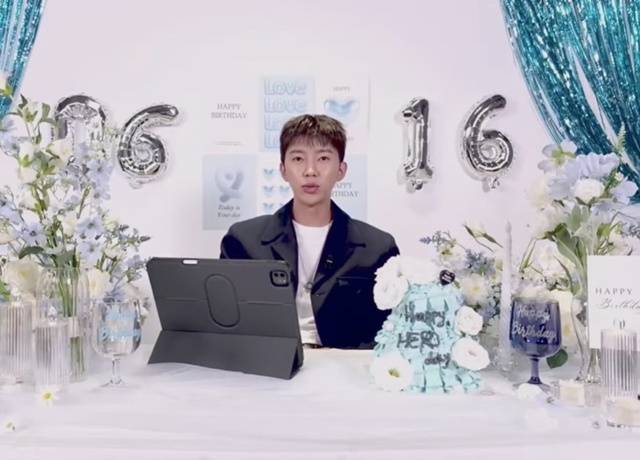 임영웅은 자신의 생일날 공식 유튜브 라이브 방송을 통해 팬들과 특별한 시간을 보냈다. 9월 4일부터 6일까지 3일간 고양종합운동장 스타디움에서 'IM HERO-THE STADIUM 2'를 개최한다고 공식 발표했다. /유튜브 캡처