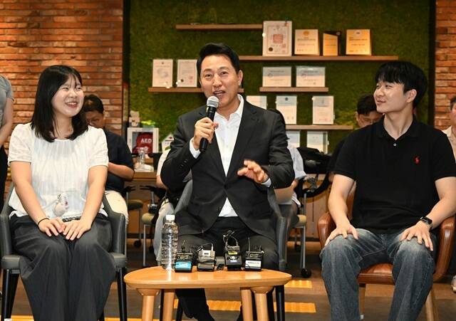 오세훈 서울시장이 18일 오후 2시 서울 성동구 링키지랩에서 열린 '서울영커리언스' 인턴십 소통 간담회에 참석해 청년 인턴들의 소감을 들었다. /서울시