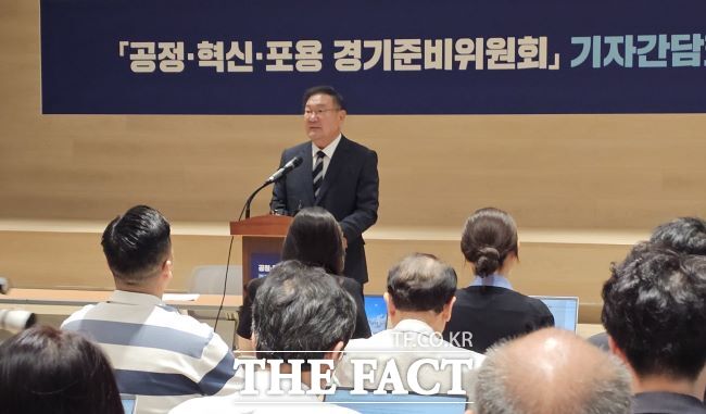 김태년 공정·혁신·포용 경기준비위원회 위원장이 18일 경기신보 3층에서 기자간담회를 하고 있다. /이승호 기자