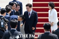  이재명 대통령에게 고개숙여 인사하는 정청래 대표 [TF포착]