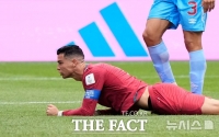  ‘메시 해트트릭’ 보며 뛰었나?… 호날두, 졸전 끝 ‘나 홀로 퇴장’ 대망신