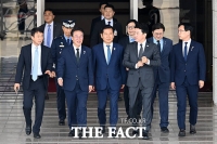  이재명 대통령 영접 나온 민주당 지도부와 김민석 총리 [포토]