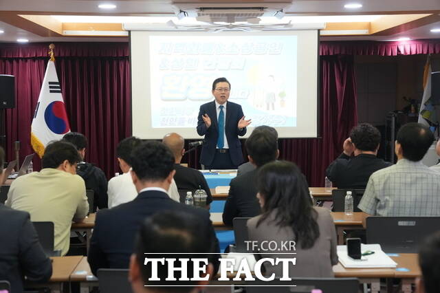 장기수 천안시장 당선인이 18일 천안대전환준비위원회 회의실에서 소상공인·자영업자들과 간담회를 진행하고 있다. /장기수 당선인 인수위