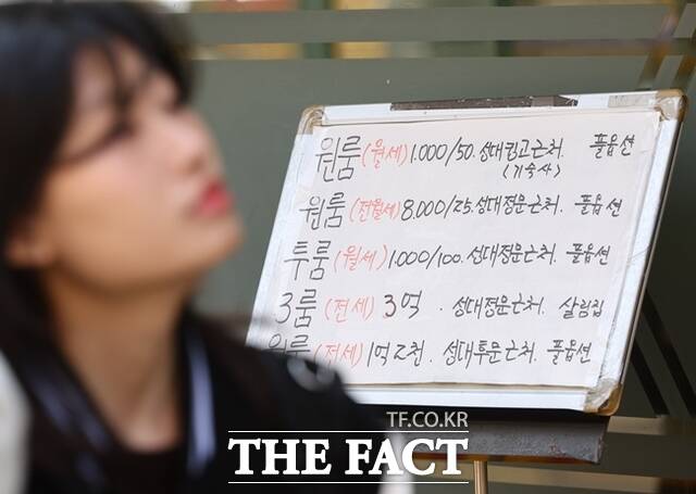 지옥고 거주 가구의 절반 가까이가 청년인 것으로 나타났다. 높은 집값과 주거비 부담에 청년들이 반지하·고시원으로 내몰리고 있지만 청년 주거 정책은 임대주택 공급·대출 지원에 머물러 있다는 지적이 나온다. /뉴시스