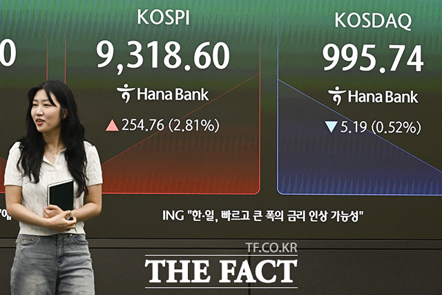 딜링룸 관계자가 거래를 하고 있다.