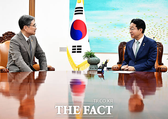 조정식 국회의장이 19일 오후 서울 여의도 국회에서 조현 외교부 장관(왼쪽)을 접견하며 기념사진 촬영을 하고 있다. /국회=배정한 기자