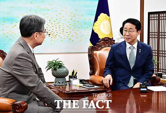 조정식 국회의장이 19일 오후 서울 여의도 국회에서 조현 외교부 장관(왼쪽)을 접견하며 기념사진 촬영을 하고 있다. /국회=배정한 기자