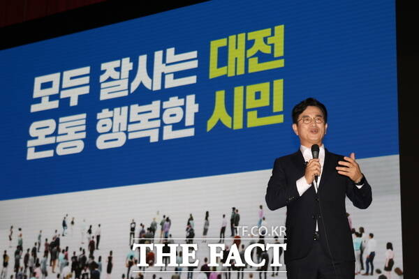 허태정 대전시장 당선인이 19일 대전컨벤션센터 그랜드볼룸에서 열린 2026 시민과 함께 만드는 대전, 타운홀미팅에서 시민들에게 민선 9기 방향에 대해 설명하고 있다. /정예준 기자