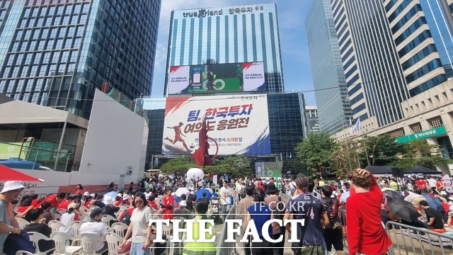 시민들이 19일 오전 서울 여의도 한국투자증권 본사 앞에서 열린 한국과 멕시코의 2026 북중미 월드컵 조별리그 A조 2차전 경기 중계를 보기 위해 모여 있다. /이한림 기자