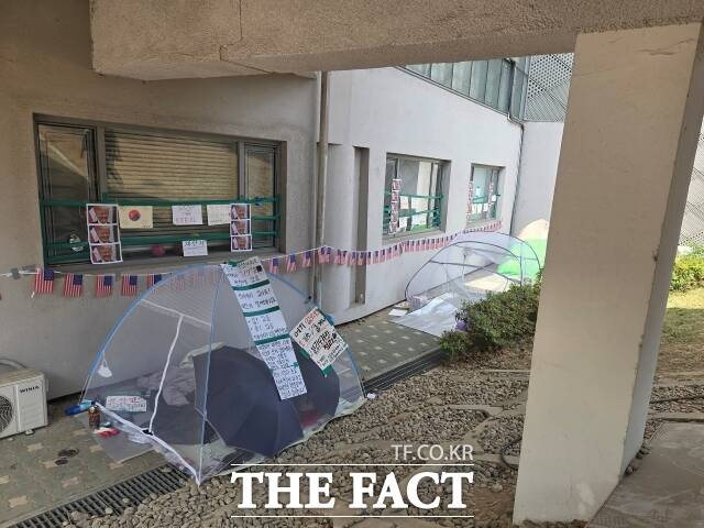 경기장 2-4 출입구와 2-5 출입구 사이에는 모기장 9개와 텐트 1개가 설치돼 있었다. /안디모데 기자