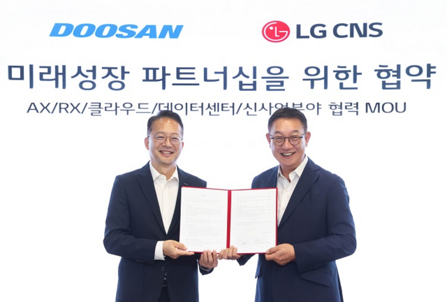 지난 18일 서울 마곡 LG사이언스파크에서 현신균 LG CNS 사장과 유승우 두산 사장이 신사업 글로벌 경쟁력 확보를 위한 업무협약을 맺은 후 기념 촬영하고 있다. /LG CNS
