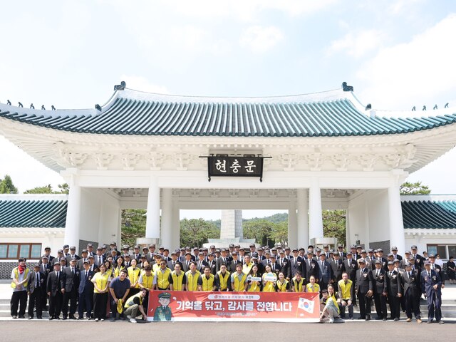 동서식품은 6월 호국보훈의 달을 맞아 국립서울현충원에서 참전용사 초청 오찬 및 묘역 정화 봉사활동을 펼쳤다. /동서식품