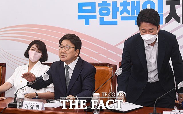 공개 석상에서 표출된 내홍이 당에 치명상을 입힐 수 있다는 지적이 나온다. 사진은 2022년 6월 20일 당시 이준석 국민의힘 대표(오른쪽)와 배현진 최고위원(왼쪽)이 서울 여의도 국회에서 열린 최고위원회의에서 비공개 회의 진행과 관련해 갈등을 빚자 권성동 원내대표가 급히 회의를 비공개로 전환하는 모습. /남윤호 기자