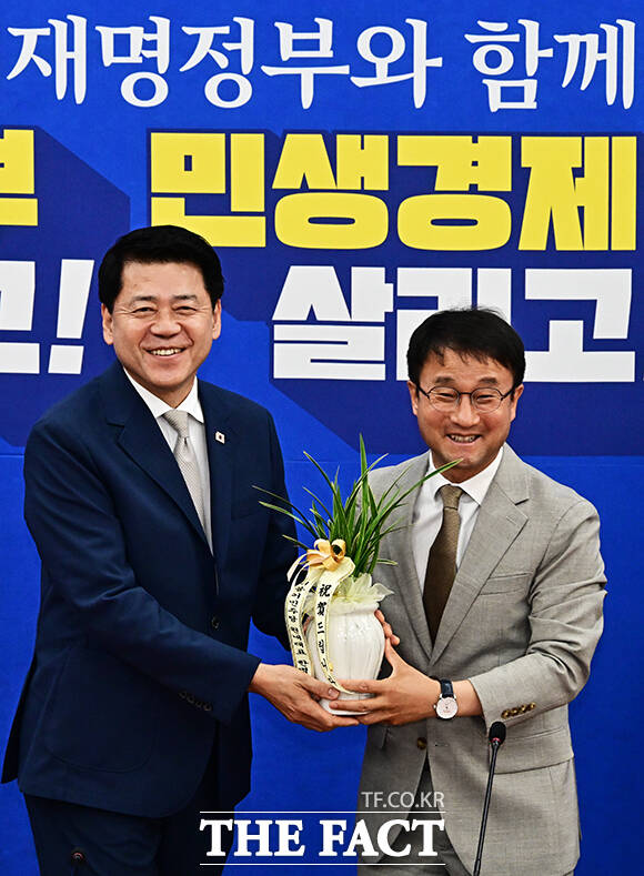 한병도 더불어민주당 원내대표가 19일 오전 서울 여의도 국회에서 김준형 조국혁신당 신임 원내대표(왼쪽)를 접견하며 기념사진 촬영을 하고 있다. /국회=배정한 기자
