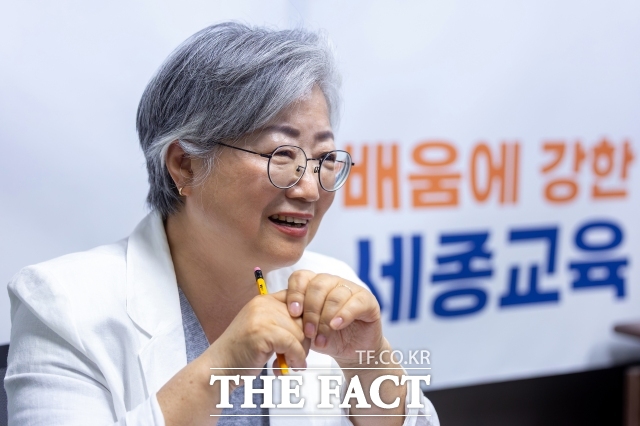 강미애 세종시교육감 당선인이 18일 <더팩트>와 인터뷰를 통해 4년뒤 세종교육이 달라졌다는 소리를 들을 수 있도록 하겠다고 밝히고 있다. /김형중 기자
