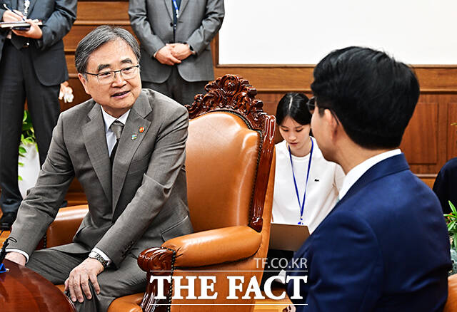 조정식 국회의장이 19일 오후 서울 여의도 국회에서 조현 외교부 장관(왼쪽)을 접견하며 기념사진 촬영을 하고 있다. /국회=배정한 기자