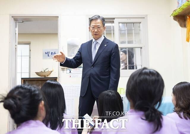 정성호 법무부 장관이 17일 청주여자교도소 수용거실에서 기자단과 대화하고 있다. /법무부