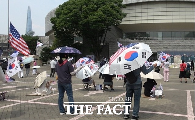 2026 북중미 월드컵에서 한국 대표팀과 멕시코의 경기가 펼쳐지던 시간, 집회에서는 대~한민국 대신 평소와 같이 부정선거! 재선거! 구호만 울려퍼졌다. /서울 올림픽공원=오승혁 기자