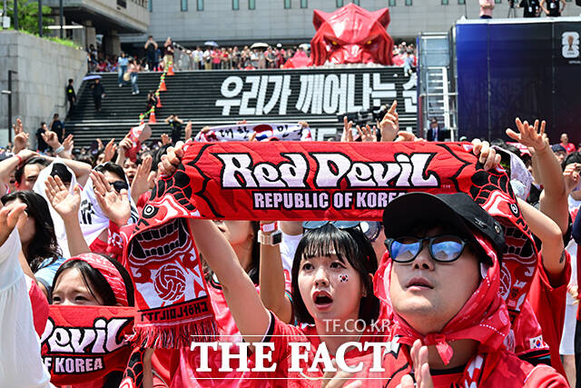 개최국인 멕시코와의 2026 국제축구연맹(FIFA) 북중미 월드컵 조별리그 2차전을 앞둔 19일 오전 서울 광화문·여의도 등 서울 도심 곳곳은 거리 응원에 나선 시민들로 붉게 물들었다. 시민들은 이른 아침부터 태극기를 흔들고 