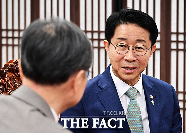 조정식 국회의장이 19일 오후 서울 여의도 국회에서 조현 외교부 장관(왼쪽)을 접견하며 기념사진 촬영을 하고 있다. /국회=배정한 기자