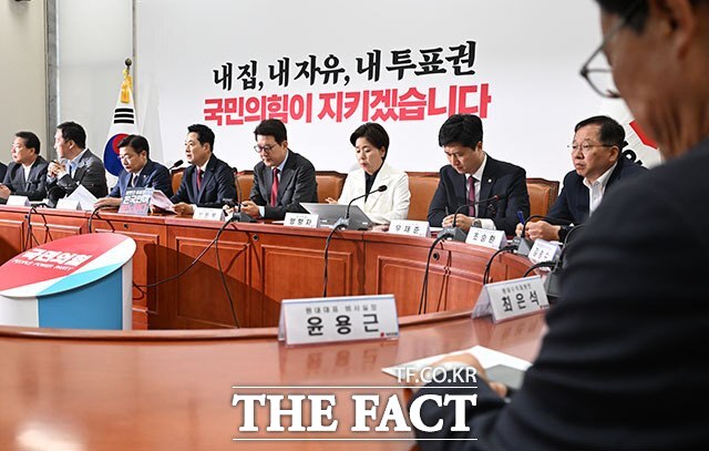 국민의힘 지도부가 최고위원회의에서 정면충돌하며 극심한 내홍을 노출하고 있다. 사진은 장동혁 국민의힘 대표가 18일 오전 서울 여의도 국회에서 열린 최고위원회의에서 모두발언을 하고 있는 모습. /서예원 기자
