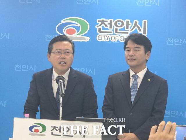 장기수 천안시장 당선인과 문진석 더불어민주당 의원이 19일 천안시정 브리핑실에서 천안·아산 AI 특화 시범도시 선정 기자회견을 하고 있다. /정효기 기자