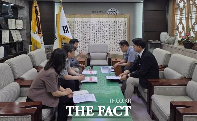 부여군이 19일 군청 선화만남실에서 충남도 중앙협력본부 세종사무소 유동훈 재정협력관을 초청해 정부 예산 확보 전략 간담회를 갖고 있다. /부여군