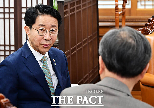 조정식 국회의장이 19일 오후 서울 여의도 국회에서 조현 외교부 장관(왼쪽)을 접견하며 기념사진 촬영을 하고 있다. /국회=배정한 기자