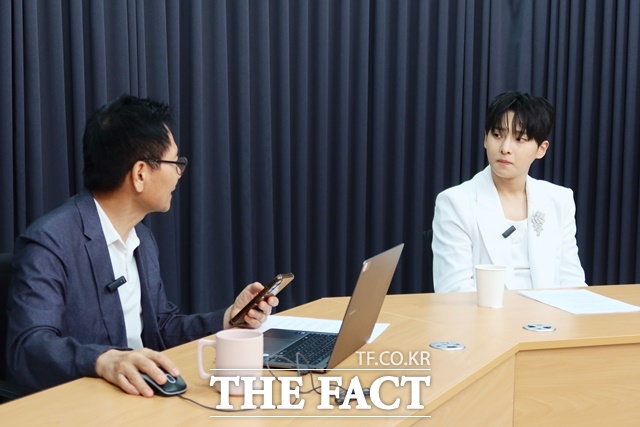 넷플릭스 화제작 '참교육'이 전 세계 시청자들의 뜨거운 반응을 얻으며 연일 화제의 중심에 서고 있다. 사진은 홍종찬 감독(가운데)과 배우 김무열, 이성민, 배우 진기주, 표지훈(왼쪽부터)이 6월 5일 오전 서울 중구 앰배서더 서울 풀만 호텔에서 열린 넷플릭스 시리즈 '참교육' 제작발표회에 참석해 포즈를 취하고 있다. /박상민 기자