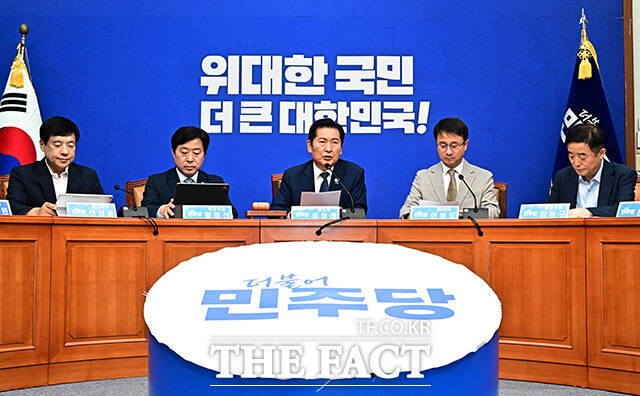 정청래 더불어민주당 대표가 19일 오전 서울 여의도 국회에서 열린 최고위원회의에 참석해 모두발언을 하고 있다. /국회=배정한 기자