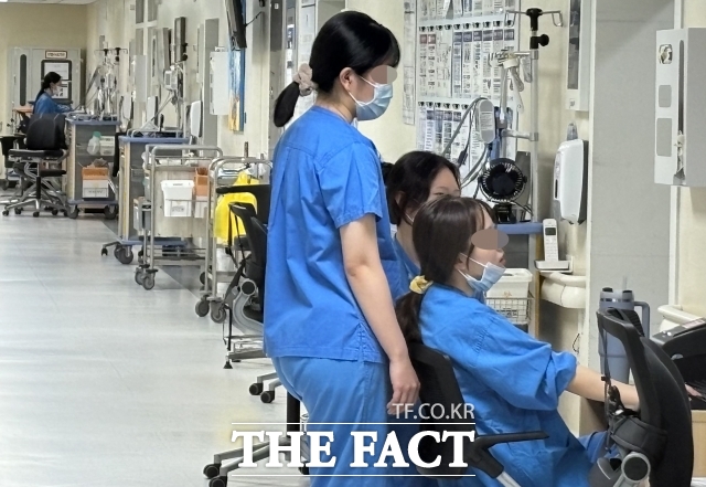 2024년 3월 24일 서울의 한 대학병원에서 간호사들이 업무를 하고 있다. /서예원 기자