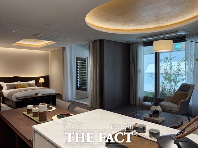 파크로쉬 서울원은 전용면적별로 70㎡ 192세대, 73㎡ 192세대, 80㎡ 384세대가 공급된다. 사진은 전용 80㎡ 세대 내부다. /공미나 기자