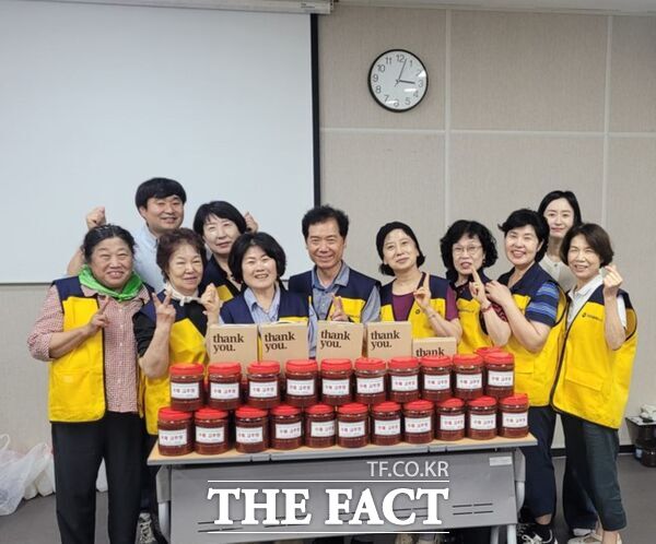대전시 서구 만년동 지역사회보장협의체가 18일 관내 독거 어르신 및 저소득 세대 25가구를 대상으로 '사랑의 고추장 나눔' 행사를 개최했다. /대전시 서구