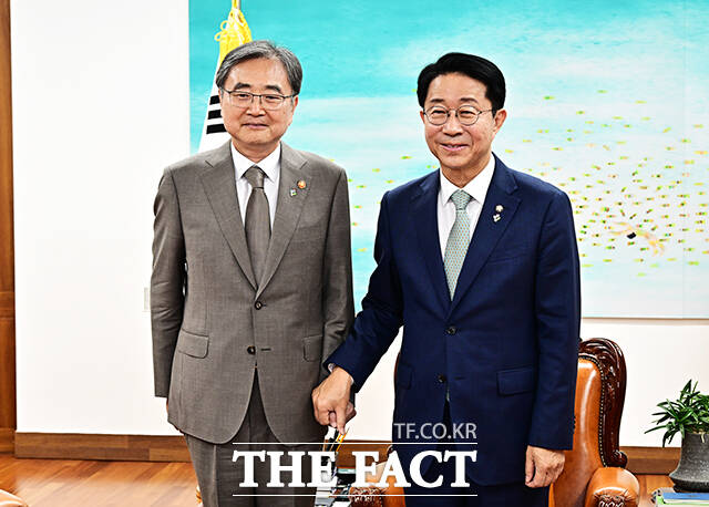 조정식 국회의장이 19일 오후 서울 여의도 국회에서 조현 외교부 장관(왼쪽)을 접견하며 기념사진 촬영을 하고 있다. /국회=배정한 기자
