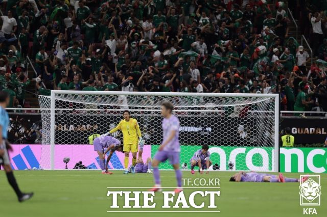 김승규 골키퍼(가운데) 한국축구대표팀 선수들이 19일(한국시간) 열린 2026북중미월드컵 A조 조별리그 멕시코전이 끝난 뒤 다들 허탈해하고 있다.?과달라하라(멕시코)=KFA