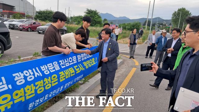 광양시와 시민사회가 정부에 섬진강유역환경청 신설과 광양 유치를 적극 건의했다. 지난 17일 김성환 기후에너지환경부 장관이 광양 배알도를 찾은 모습. /광양시
