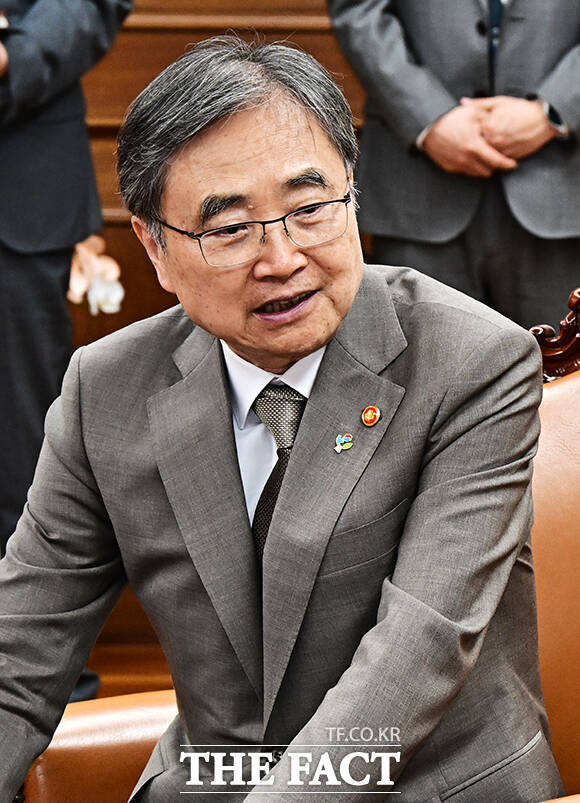 조정식 국회의장이 19일 오후 서울 여의도 국회에서 조현 외교부 장관(왼쪽)을 접견하며 기념사진 촬영을 하고 있다. /국회=배정한 기자