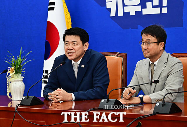 한병도 더불어민주당 원내대표가 19일 오전 서울 여의도 국회에서 김준형 조국혁신당 신임 원내대표(왼쪽)를 접견하며 기념사진 촬영을 하고 있다. /국회=배정한 기자