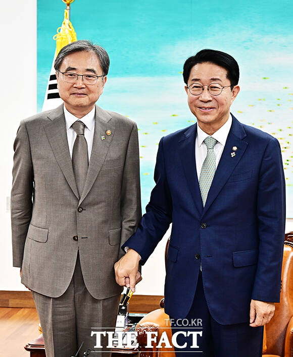 조정식 국회의장이 19일 오후 서울 여의도 국회에서 조현 외교부 장관(왼쪽)을 접견하며 기념사진 촬영을 하고 있다. /국회=배정한 기자
