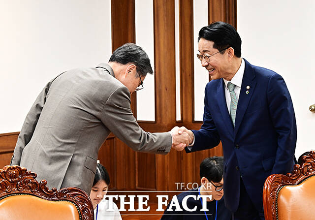 조정식 국회의장이 19일 오후 서울 여의도 국회에서 조현 외교부 장관(왼쪽)을 접견하며 기념사진 촬영을 하고 있다. /국회=배정한 기자