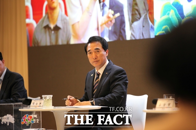 박수현 충남도지사 당선인이 19일 보령베이스 리조트에서 열린 타운홀미팅에서 도민의 건의 사항을 청취하고 있다. /노경완 기자