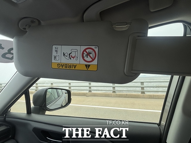 RAV4 운전석 선바이저에 적용된 확장형 보조 패널. /황지향 기자